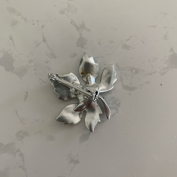 Silver maple leaf brooch - Picture 3 of 3